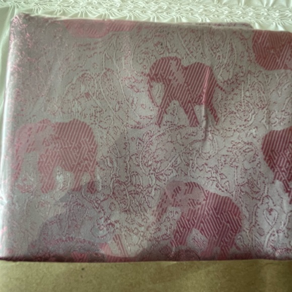 Pink Thailand scarf with elephants - Picture 3 of 3